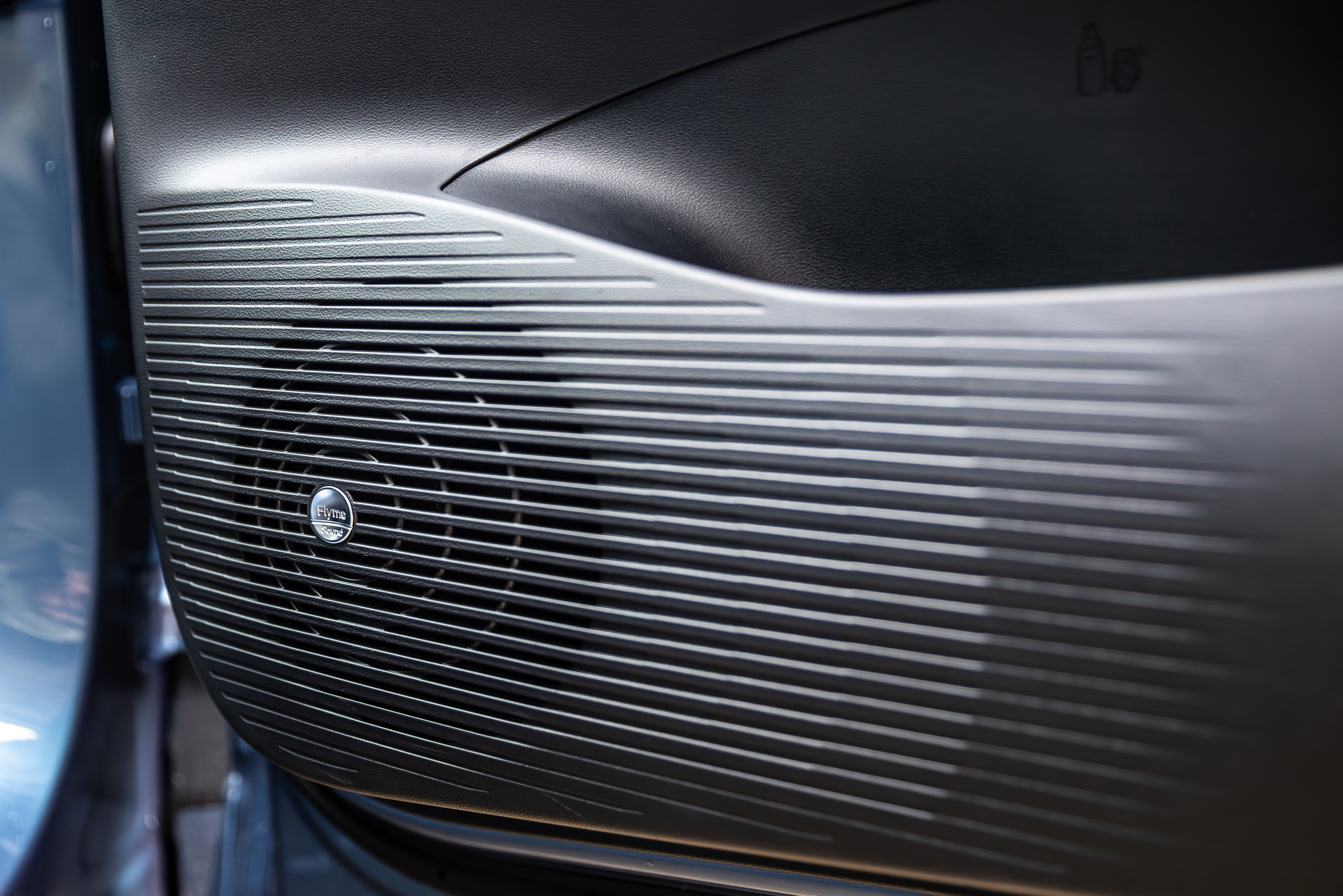 The Starray has a 16-speaker Flyme Sound system