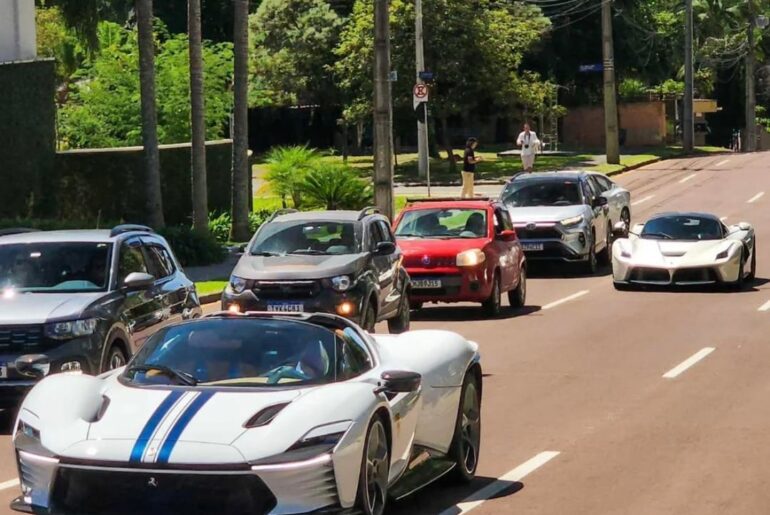 [Ferrari sp3 e Laferrari ] rodando em um domingo ensolarado no Brasil (curiosidade essa é a última laFerrari a ser fabricada)