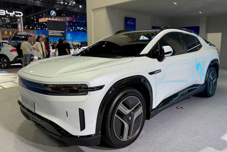 Deepal E07 truck front three quarter