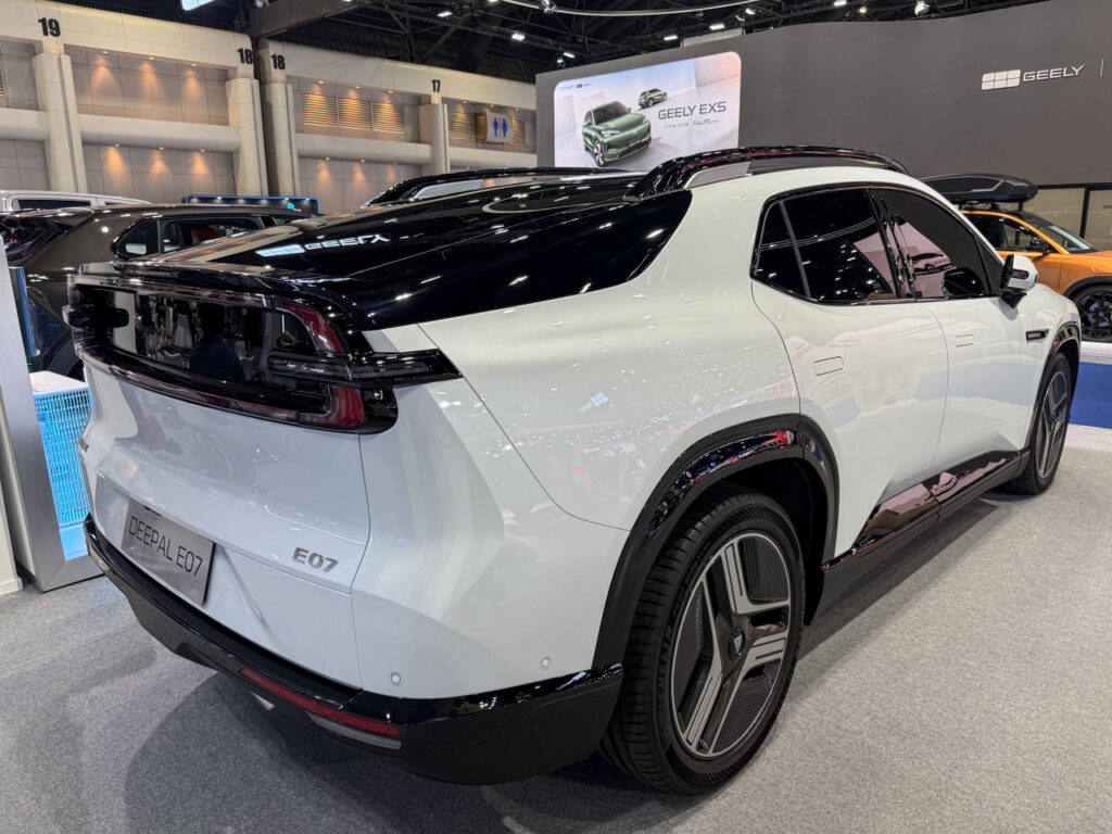 Deepal E07 truck rear three quarter