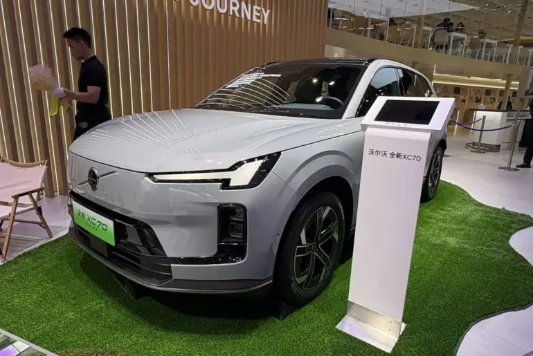 New hybrid SUV with long electric range and fast charging