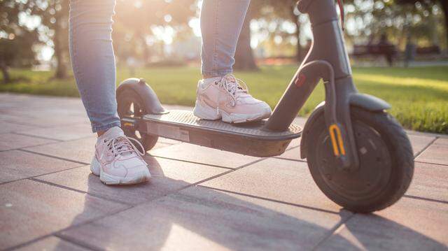 Here’s a primer on Illinois state laws regulating the use of electric scooters and e-bikes.