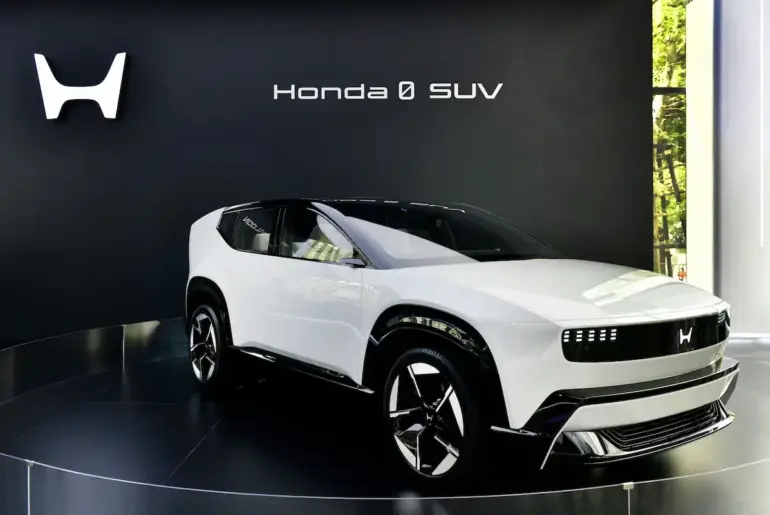 A white Honda 0 SUV