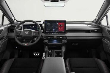 Toyota's sister company, the Hilux, abandons gasoline: Toyota changes its approach and announces the 2026 RAV4 as a hybrid only, with a screen up to 12,9", a 12,3" digital instrument panel, a more powerful GR Sport PHEV version, and a starting price of US$31.900.