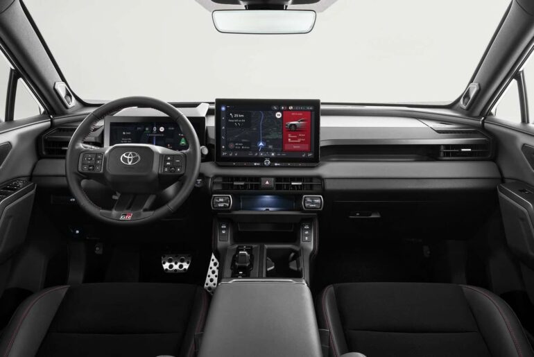 Toyota's sister company, the Hilux, abandons gasoline: Toyota changes its approach and announces the 2026 RAV4 as a hybrid only, with a screen up to 12,9", a 12,3" digital instrument panel, a more powerful GR Sport PHEV version, and a starting price of US$31.900.