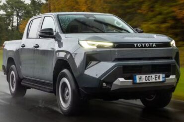 Toyota Hilux may gain a plug-in hybrid version with batteries under the bed, an electric motor paired with a 2.8 turbodiesel engine producing 204 hp, a 48V system with an extra 16 hp, a new generation expected for 2026/2027, and direct targets for rivals like the BYD Shark and Ford Ranger in Brazil