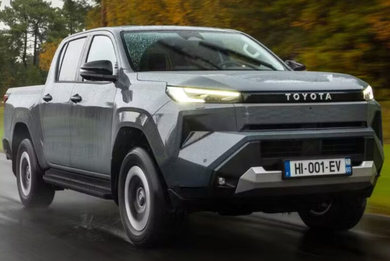 Toyota Hilux may gain a plug-in hybrid version with batteries under the bed, an electric motor paired with a 2.8 turbodiesel engine producing 204 hp, a 48V system with an extra 16 hp, a new generation expected for 2026/2027, and direct targets for rivals like the BYD Shark and Ford Ranger in Brazil