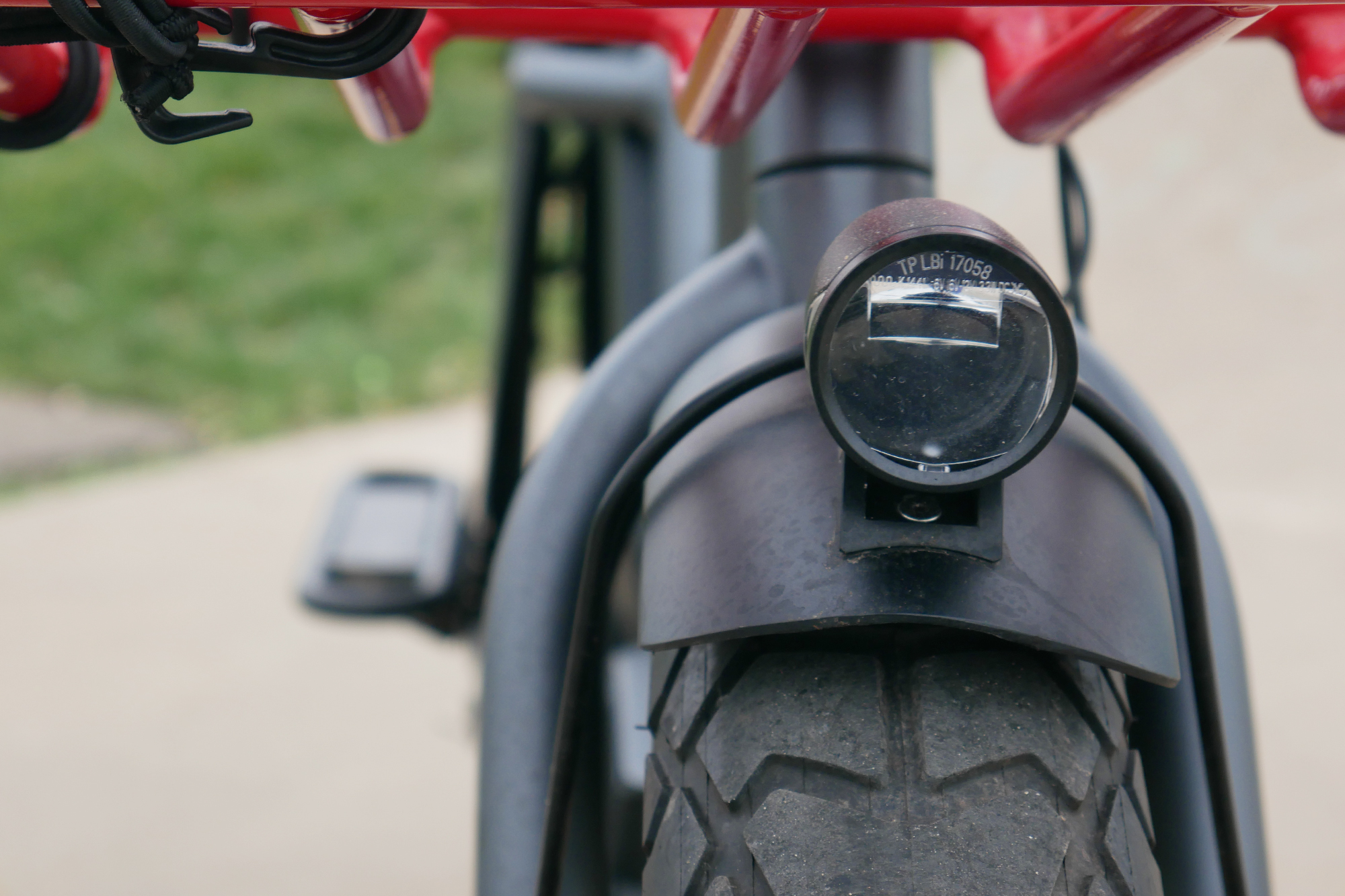 The front light of the Benno RemiDemi XL against the backdrop of a concrete skatepark