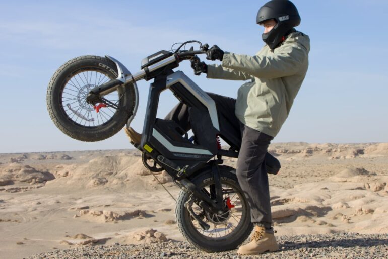The AOTOS Flux X26 Is the Perfect Balance of City Commutes and Off Road Weekends