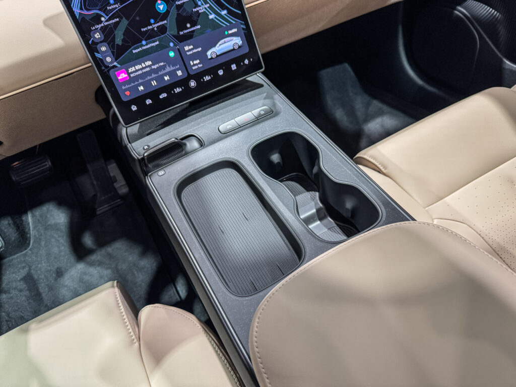 Nio ET5 sedan center console