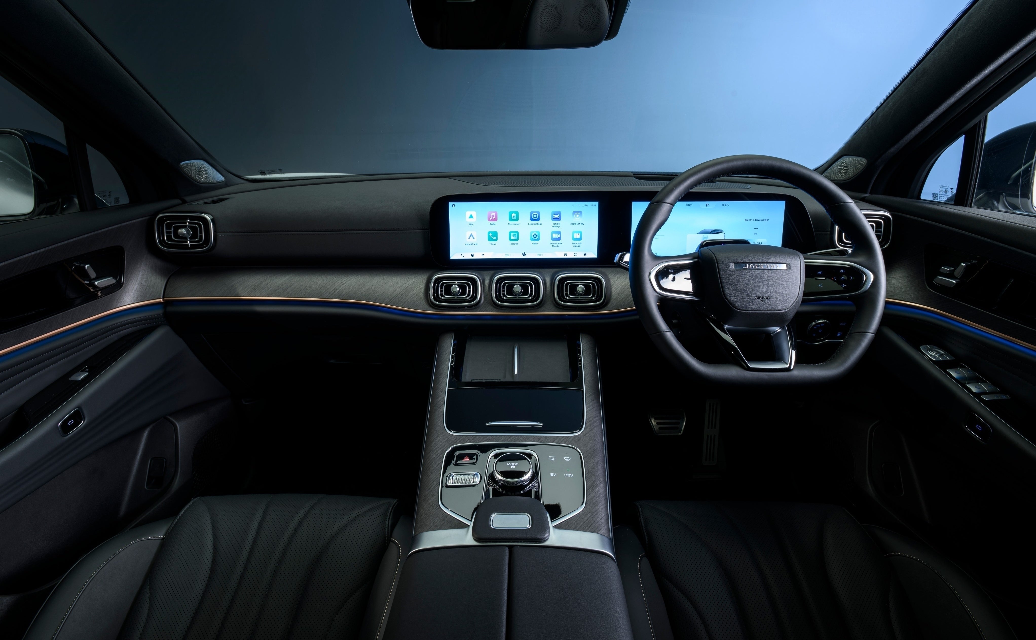 The interior of the Jaecoo 8 features plenty of luxury kit including twin 12-inch screens
