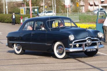Between 1932 and 1955, if you wanted to buy an entry level car with a V8 engine, you were forced to get a Ford with a Flathead engine. That's what makes this engine so special, it costed about as much as the 6 cylinders used by GM and Mopar