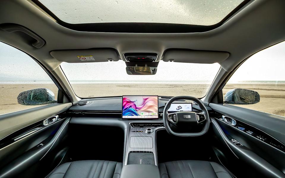 The drive is selected via a capstan on the centre console