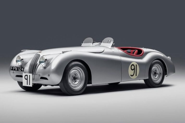 This is a *Jaguar XK120 Roadster*, an iconic British sports car that was produced between 1948 and 1954. The car reached a top speed of 120 miles per hour (approximately 193 km/h), the fastest production car in the world at the time 🇬🇧