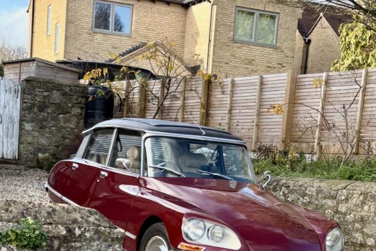 [Citroën DS] matching its village surroundings in Oxford, UK
