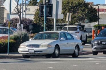 1996 Lincoln Continental Sedan, didn't even know people still drove ninth-gen Continental's sedan in 2026