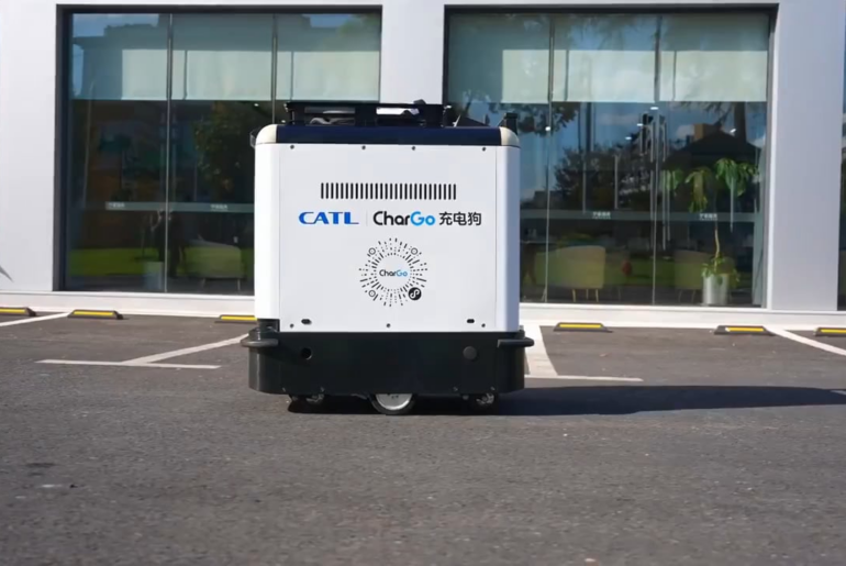 CATL has created a charging robot that provides EV owners in China with on-demand charging without needing fixed infrastructure. 100 kWh battery / $0.07 USD per kWh / 120 kW charging speeds