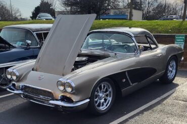 1962 Chevrolet Corvette.