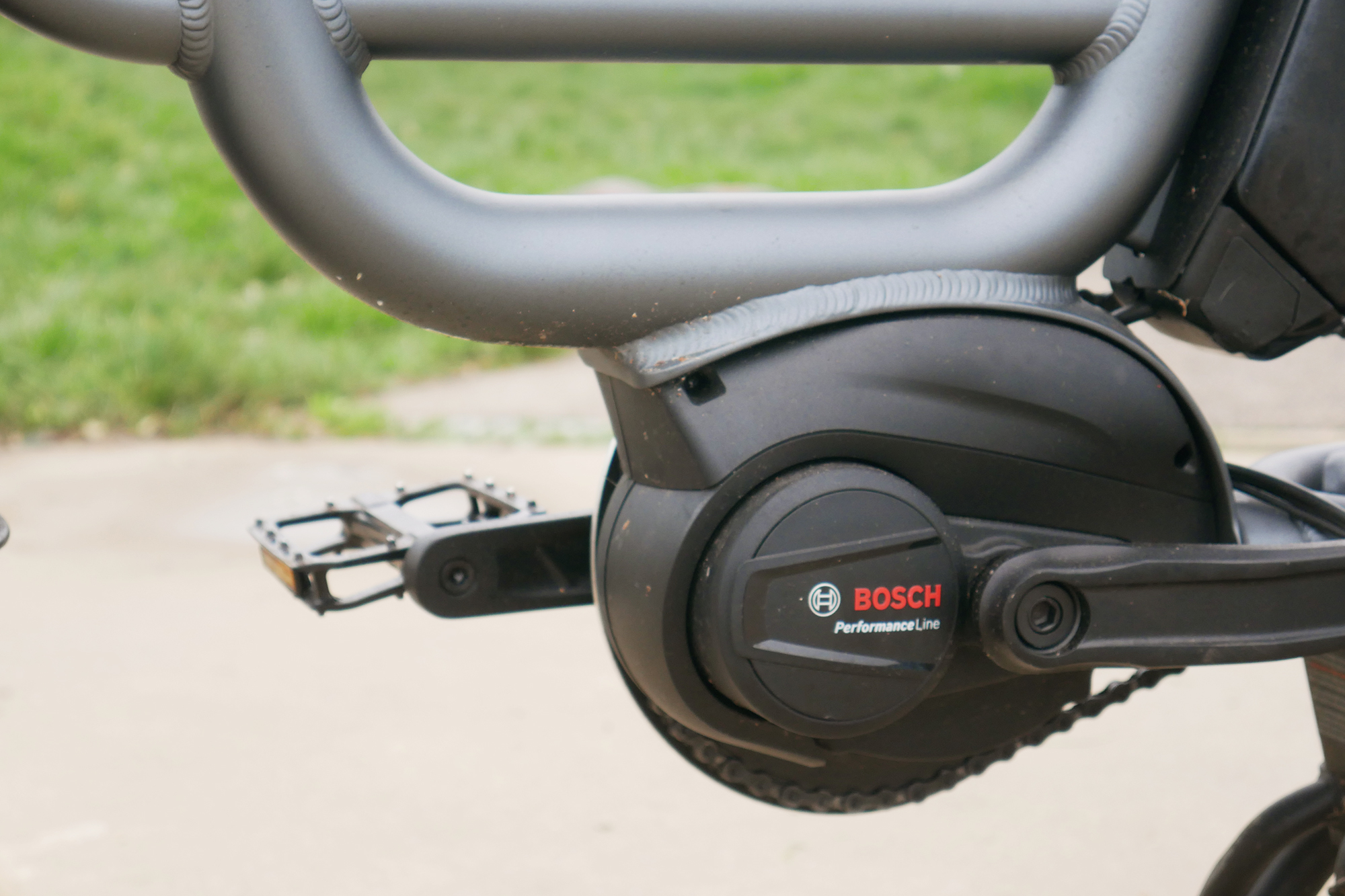The bosch perfromance line motor of the Benno RemiDemi XL against the backdrop of a concrete skatepark