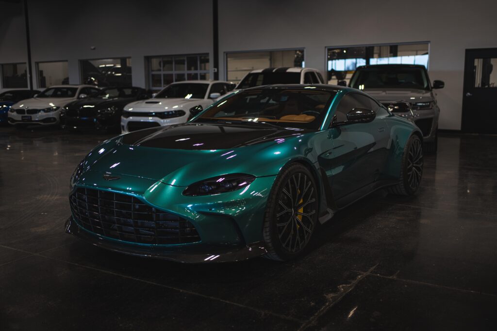 Aston Martin V12 Vantage [9504 x 6336]