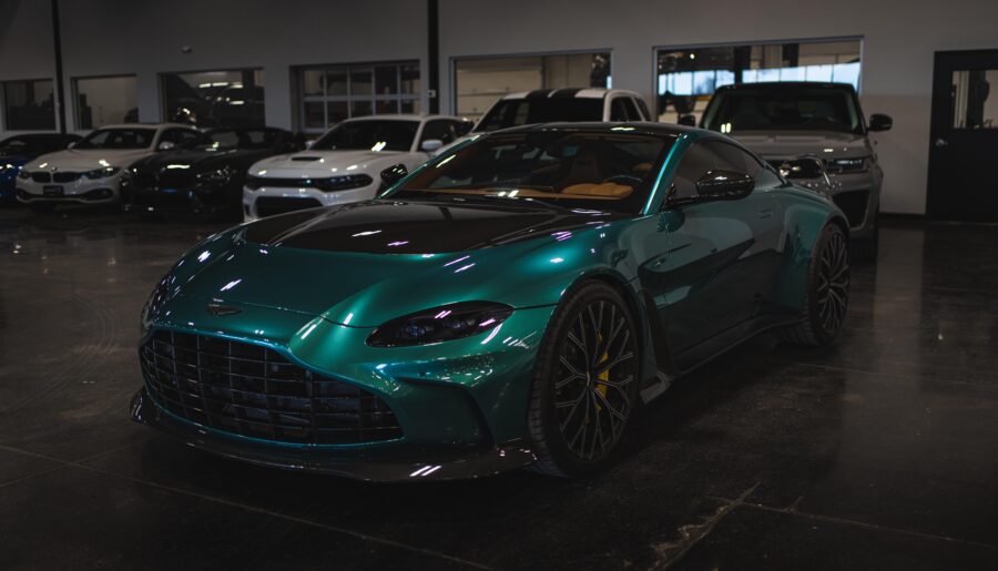 Aston Martin V12 Vantage [9504 x 6336]