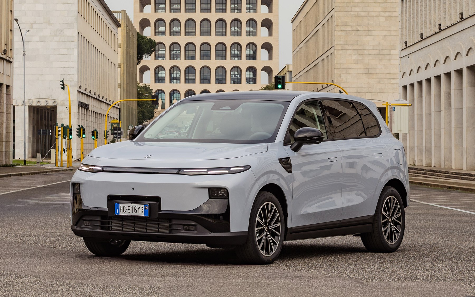 Leapmotor B10 Hybrid EV, white