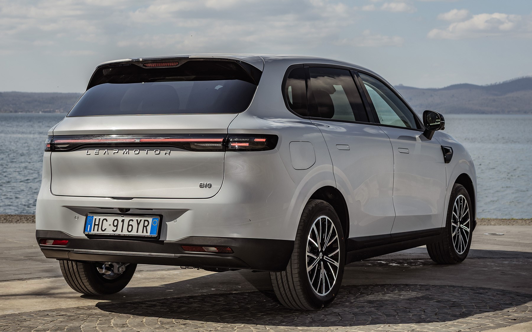 Leapmotor B10 Hybrid EV, white