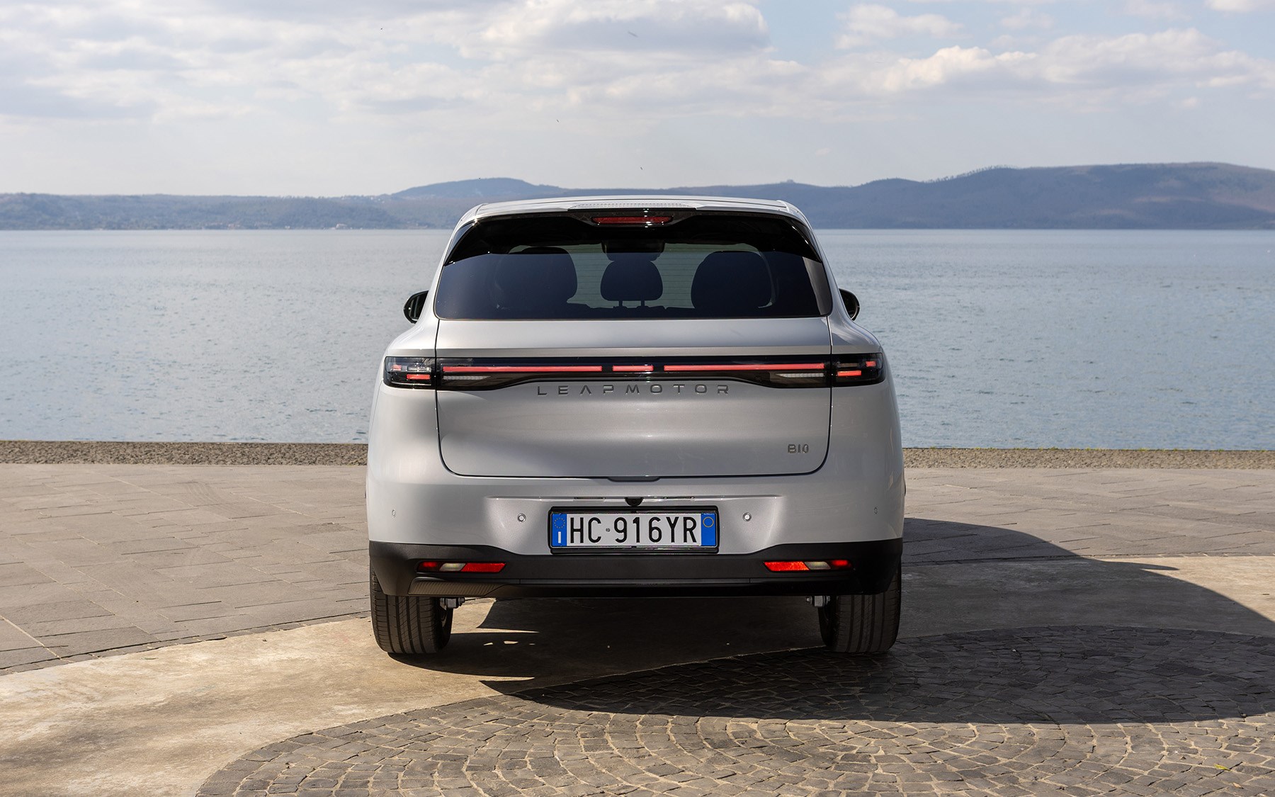 Leapmotor B10 Hybrid EV, white