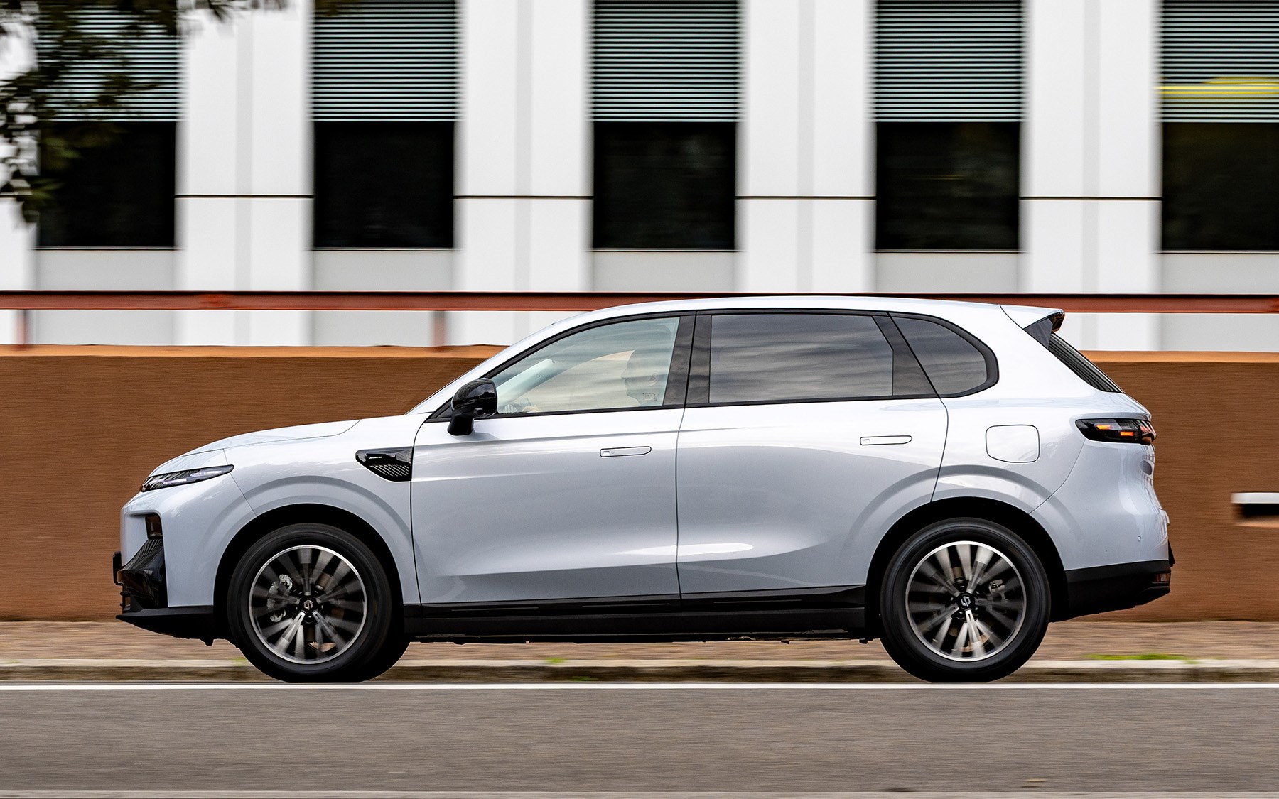 Leapmotor B10 Hybrid EV, white