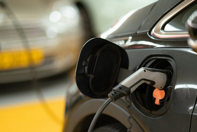 Used EV Demand Rises as Oil Nears US$100