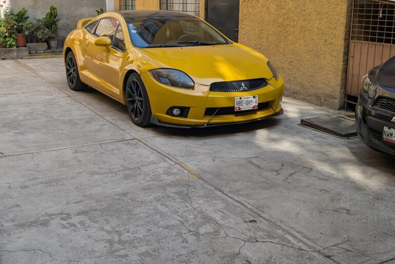 [Mitsubishi Eclipse] Spotted in Mexico City. A shame these aren't made anymore