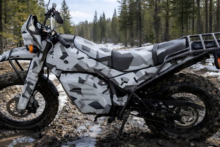 NorthForge Dispatch 2026 – Seitenansicht in Arctic-Camouflage (grau-weiß) auf verschneitem Waldweg mit Matschspuren