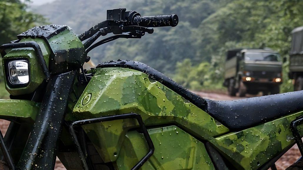 NorthForge Dispatch 2026 – Frontpartie-Nahaufnahme der Jungle-Camouflage-Variante bei Regen mit Militärkonvoi