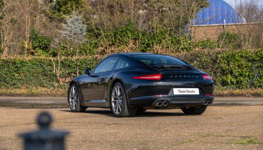 Porsche 911 Carrera S (1600 x 1067)