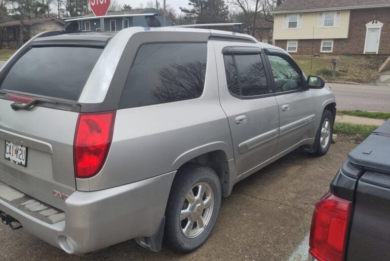 imagine being the lady who watched me get out of a 1979 Mercedes to take pictures of this [GMC Envoy XUV]