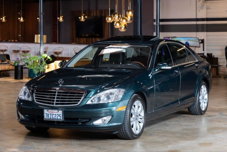 Subprime mortgage crisis? Never heard of it! It's 2007, you have $85,000 and you're looking for a full-size luxury sedan. Which one would you pick?