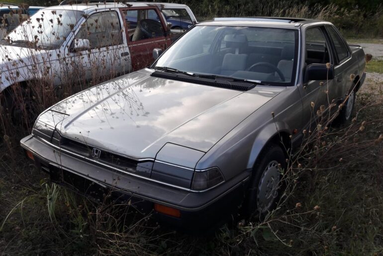 Parked and forgotten. Honda Prelude EX, 3rd generation, pre-facelift 1987-1989