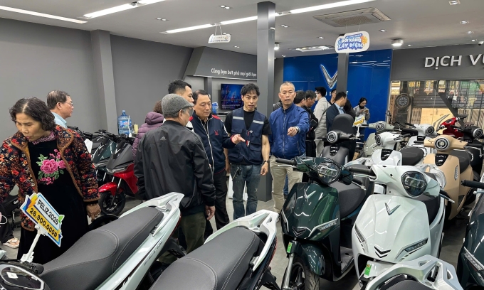 Customers browse electric motorbikes at a VinFast showroom on O Cho Dua Street in Hanoi, March 10, 2026. Photo by VnExpress/Minh Quan