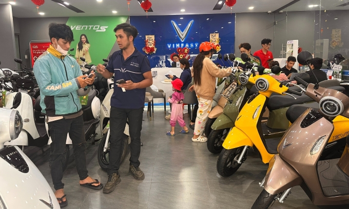 Customers at a Vinfast store on Phan Van Dong Street, HCMC on March 10, 2026. Photo by VnExpress/Thanh Nhan