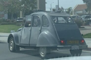 [Citroën 2CV] what a funny and cool little car this is. Unsure of the year if anyone has any insight