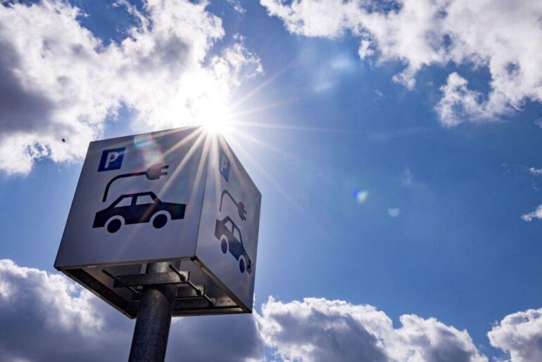 How long do electric vehicle batteries actually last? : NPR