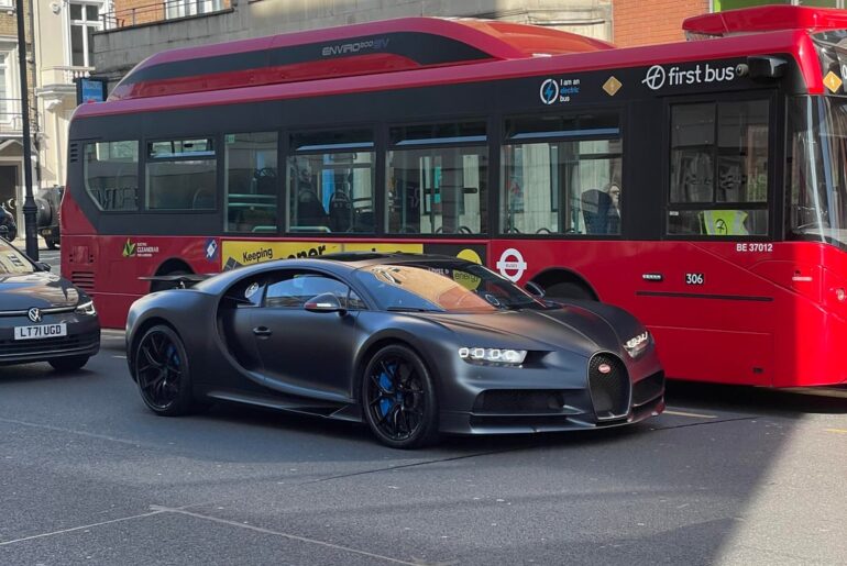 [Bugatti Chiron] with no number plates and [Porsche 993 Carrera RS] in South Kensington, Londkn