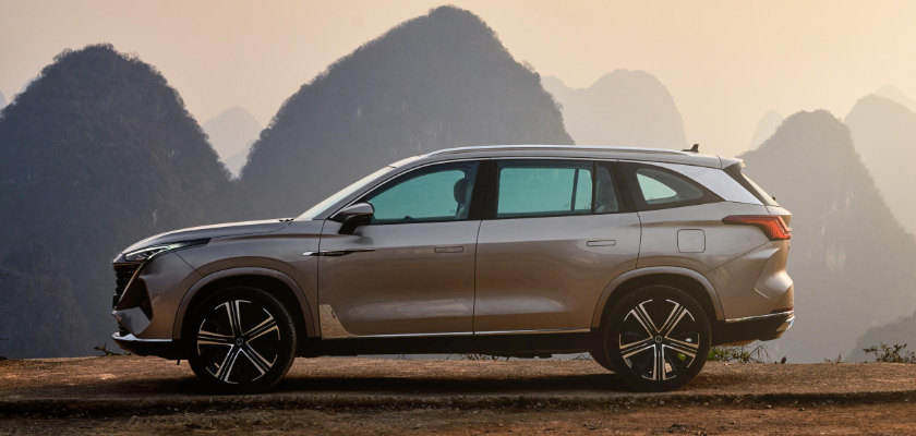Side view of Roewe RX9 SUV