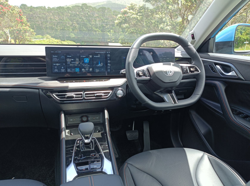 MG HS Essence Super Hybrid interior