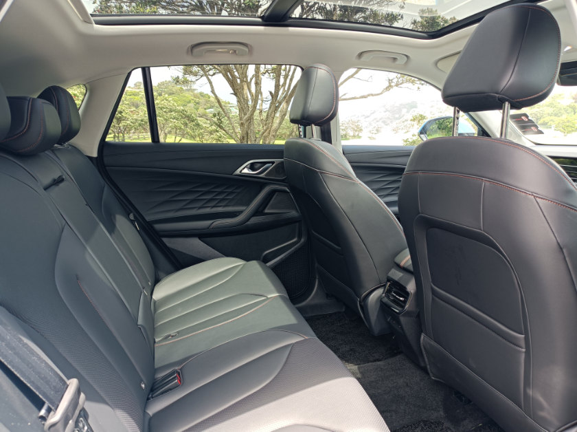 MG HS Essence Super Hybrid rear seat and panoramic roof