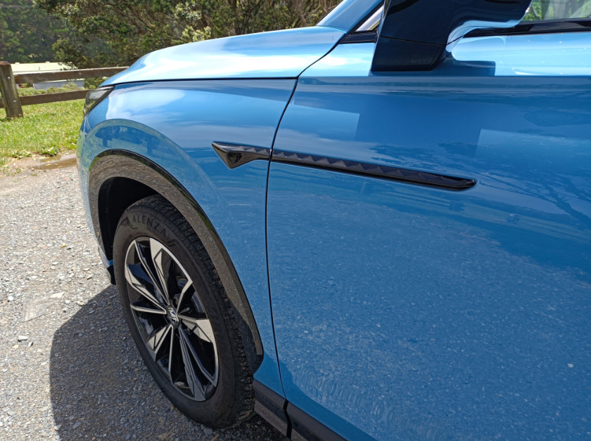 MG HS front wing and door, showing a small camera in the wing
