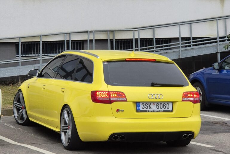 Randomly spotted this [Audi S6 Avant (C6)] on the way from lunch, must say it sounded heavenly. That V10 is a true love.