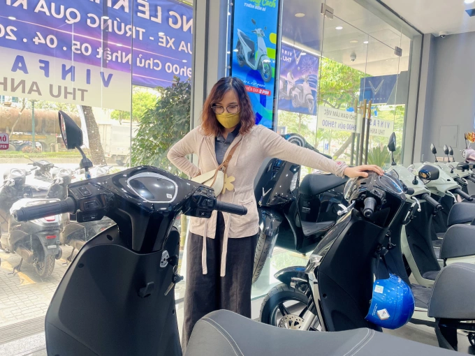 Chị Hoa, 36 tuổi, ở Thanh Oai, mua xe tại một đại lý ở Dương Nội, trưa 3/4. Ảnh: Phan Dương