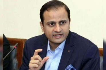 Karachi Mayor Barrister Murtaza Wahab speaks with someone in this image. — APP/File