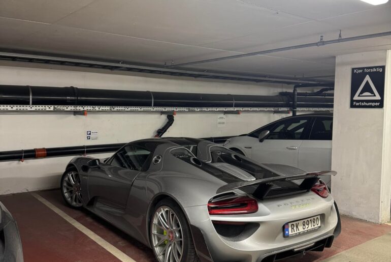 [Porsche 918 Spyder] on winter tires in Norway